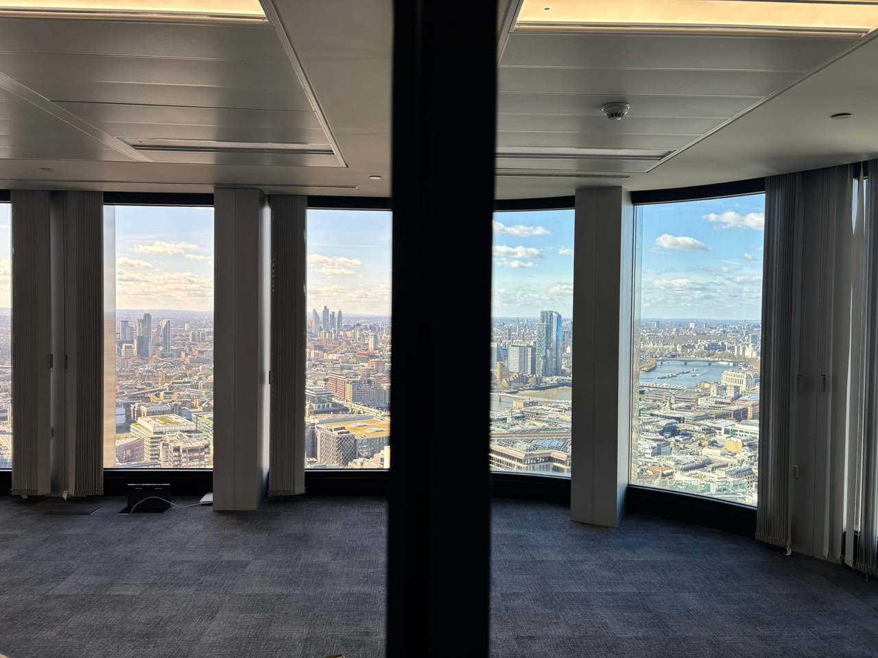 Kantoorruimte hoog in een Londense toren: de linker ramen zonder folie, de twee rechter ramen met GlassShield