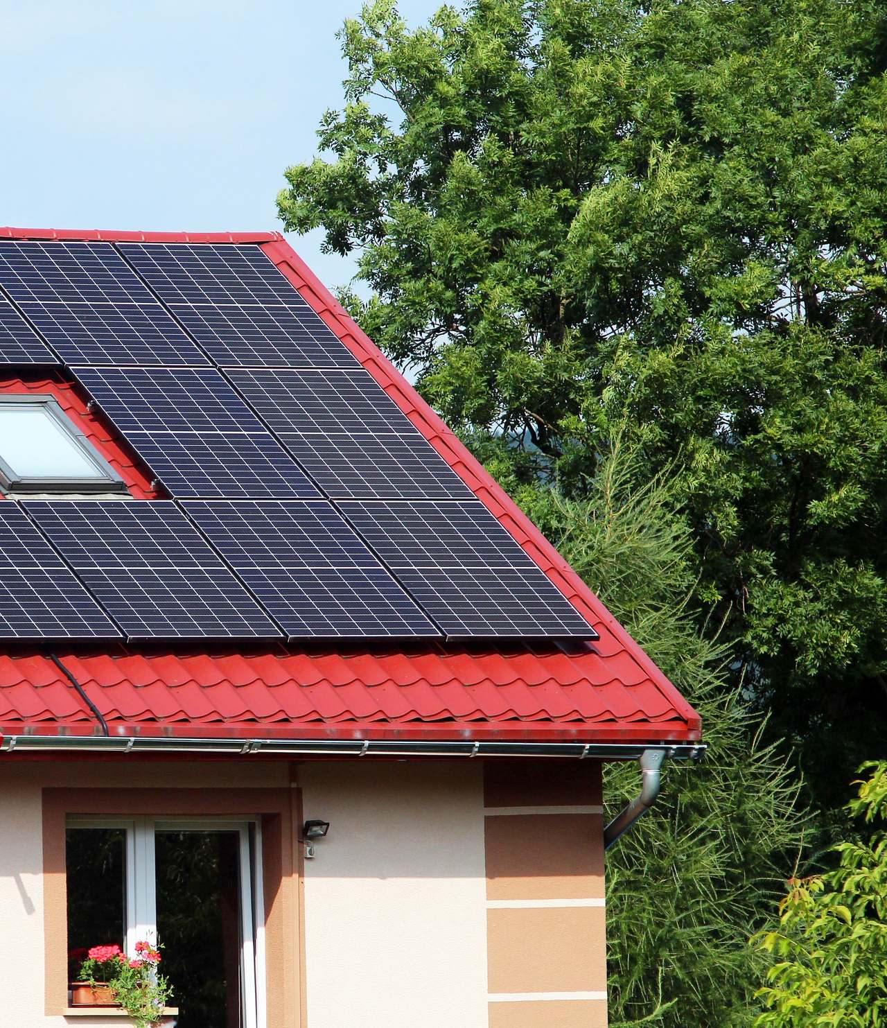 Woning met zonnepanelen op een rood pannendak