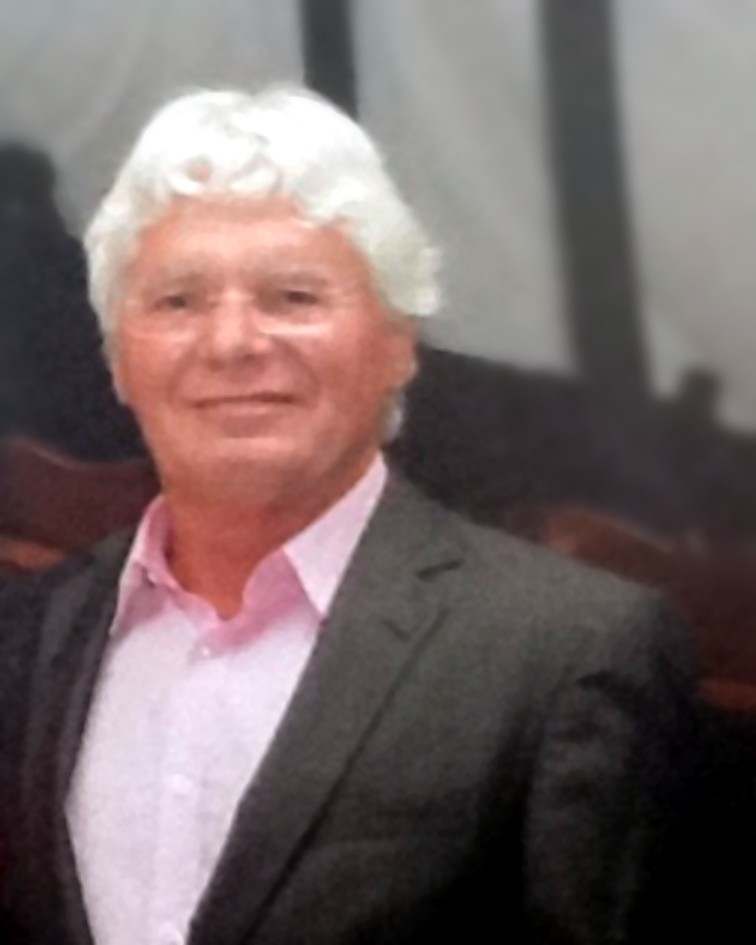 Portret van Jan van Rijs, in een donker colbert en een roze overhemd