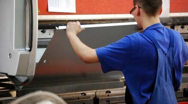 Medewerker bij een plaatbewerkingsmachine in de Jawotherm fabriek