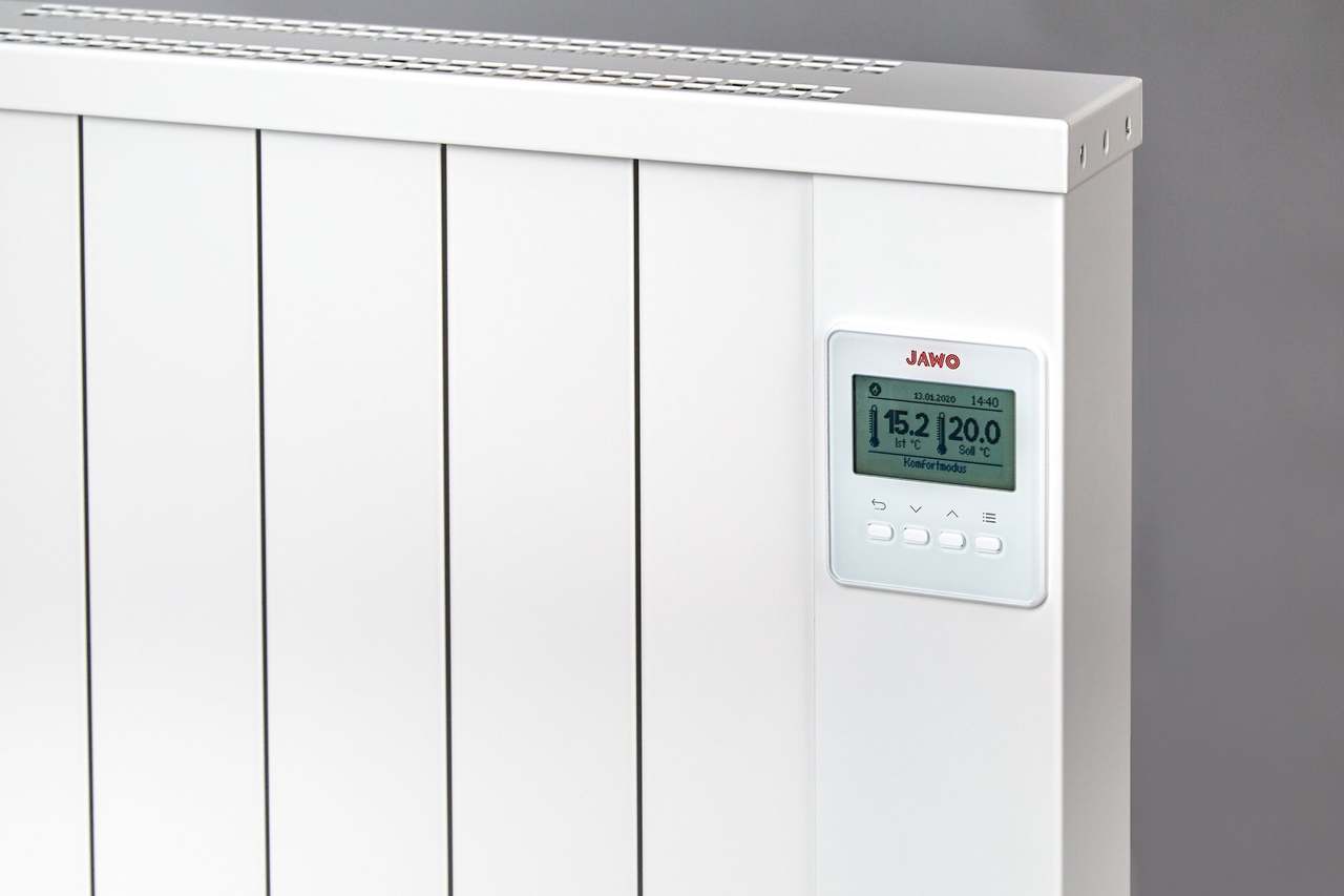 Detail van een witte Jawotherm radiator met gladde lamellen en LCD thermostaat