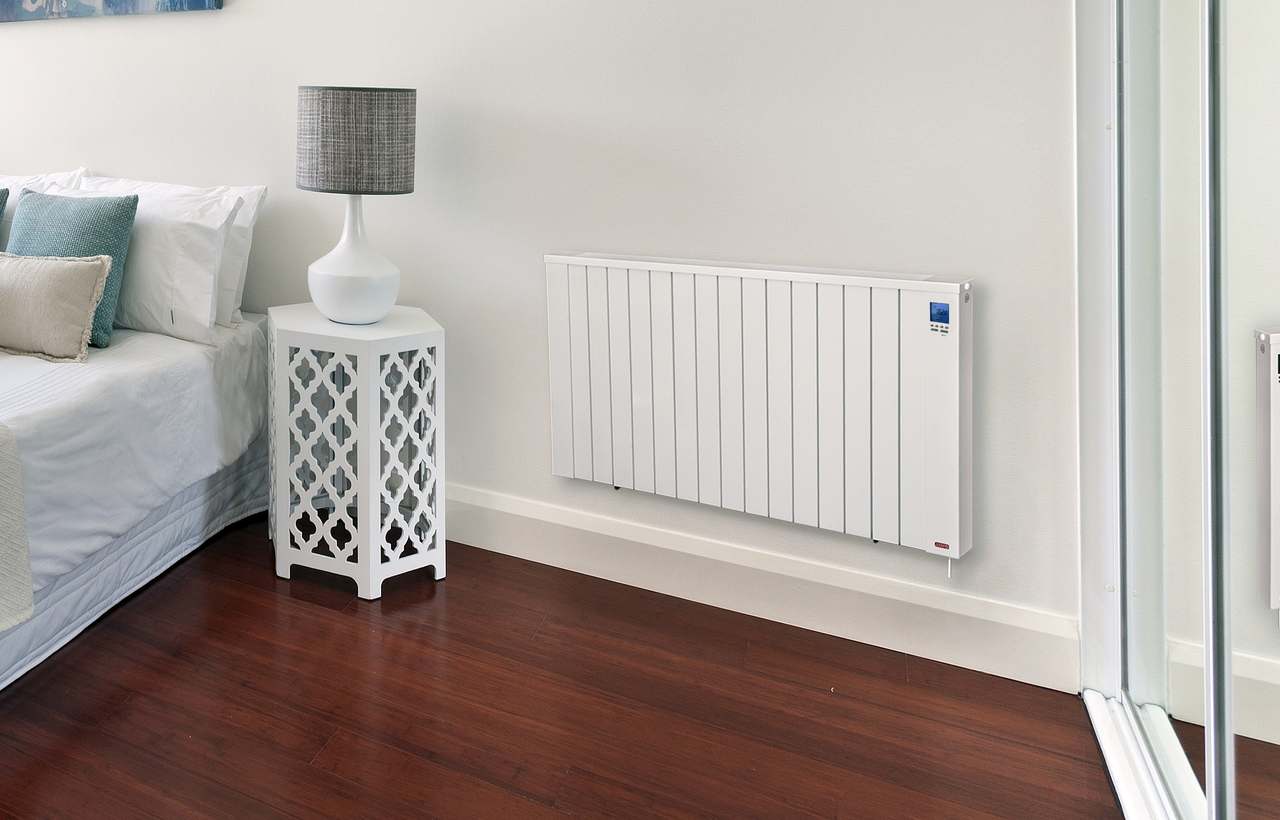 Jawotherm Serie N radiator in een slaapkamer met houten vloer