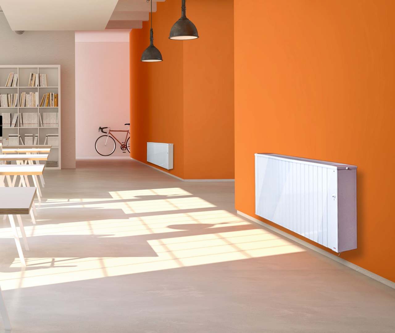 Jawotherm Serie N2 radiator met extra vermogen aan een oranje wand